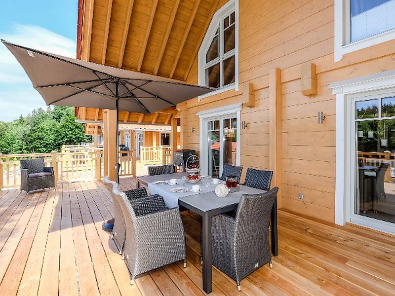Die Terrasse lädt zum grillen, chillen und entspannen ein