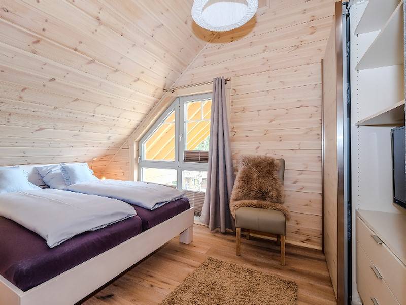 Ein bequemes Massivholzbett mit hochwertiger Matratze auf Comforthöhe erwartet Sie nach einem ereignisreichen Wandertag