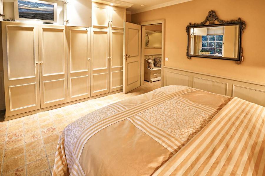 Ein eigener Flachbildschirm befindet sich auch im Schlafzimmer
