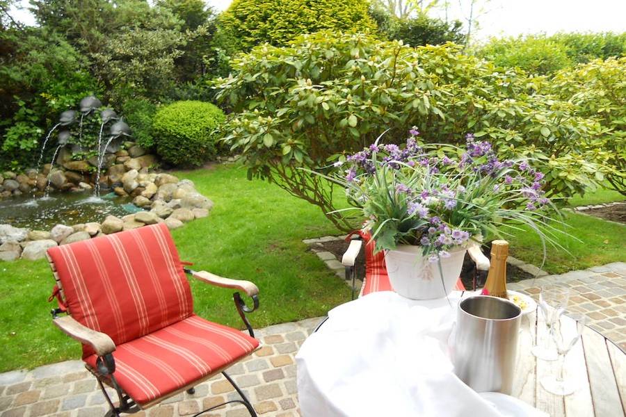 Der idyllische Garten mit Springbrunnen
