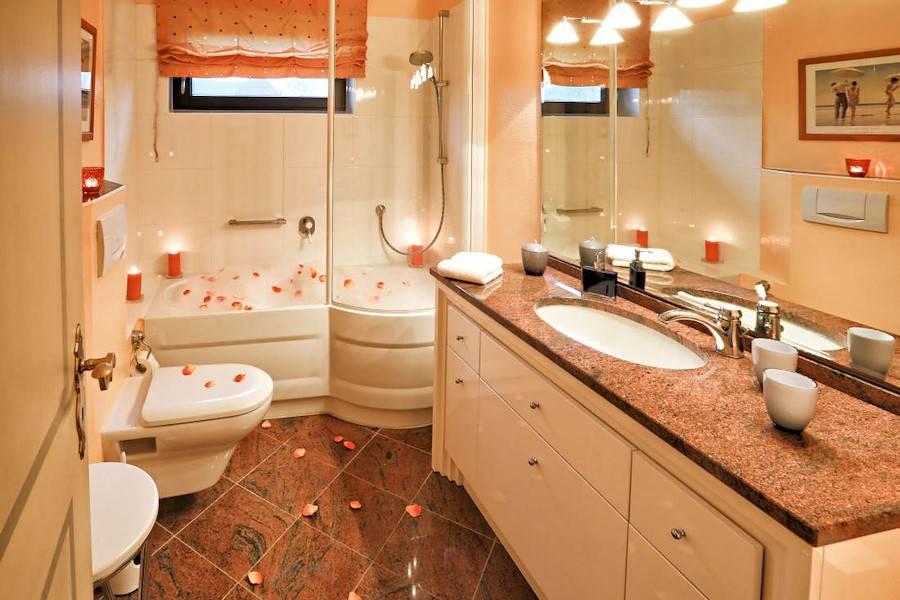 Das edle Granitbad mit Badewanne und Dusche
