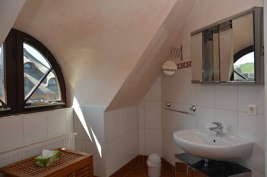 Hell und freundlich ist das Badezimmer