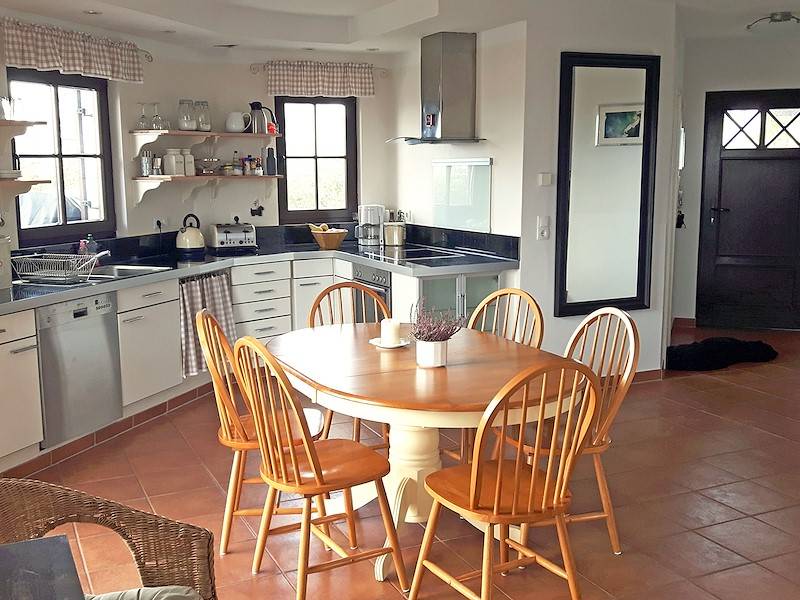 Offene Küche mit Essbereich für gemeinsames Kochen und Speisen