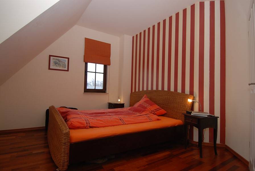 Schlafzimmer mit Doppelbett für erholsame Nächte