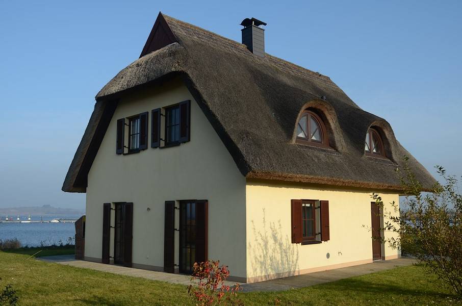Das schöne Haus mit Reetdach direkt am Wasser