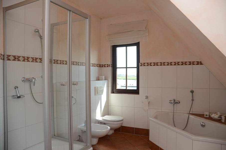 Das Tageslichtbad mit Badewanne und Dusche