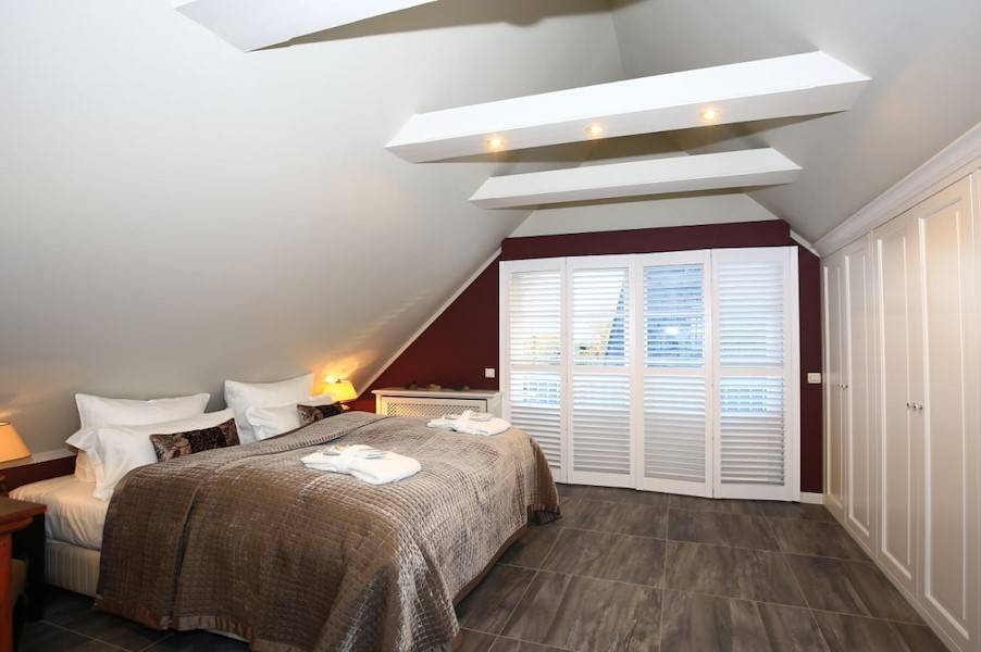 Elektrische Rolläden und Holzplissee garantieren dunkle Räume
