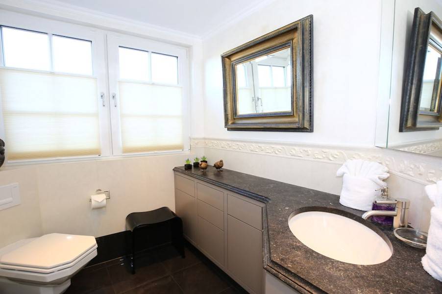 Feinste Materialien im Badezimmer im Obergeschoss
