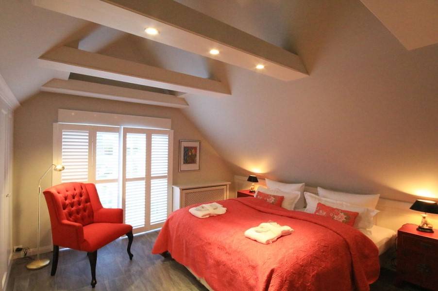 Das 2. Schlafzimmer mit Doppelbett von Treca de Paris, Faltscreen und Spielekonsole
