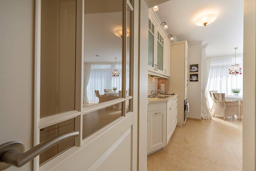 Eine Küchenzeile ist in den offenen Wohn-, Ess- und Kochbereich integriert.