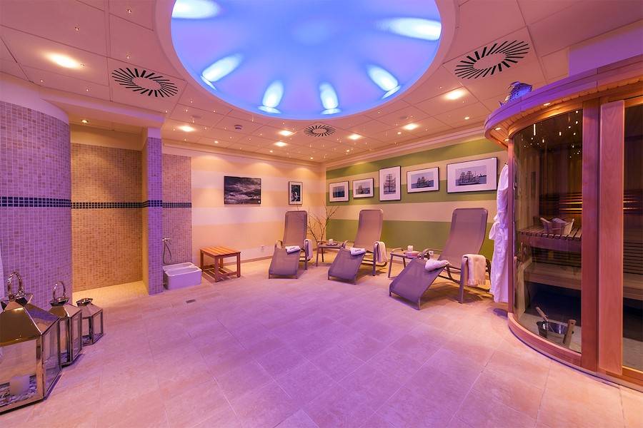 Die Sauna mit Kneipp- Fußbädern und Ruheliegen im Wellnessbereich.