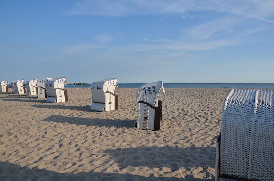 Der feinsandige Badestrand befindet sich direkt gegenüber dem Feriendomizil.
