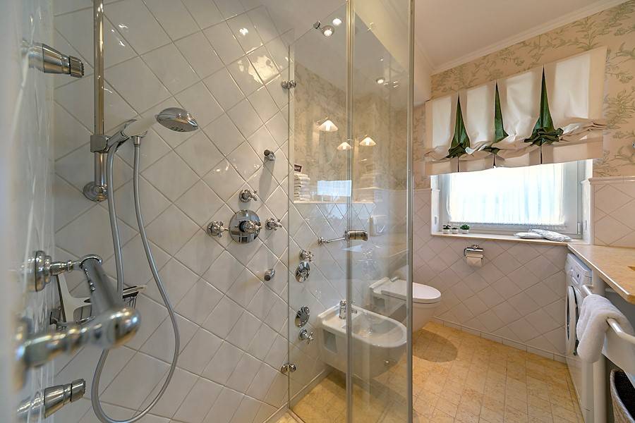 Die Dusche mit Seitenstrahlern, WC und Bidet.