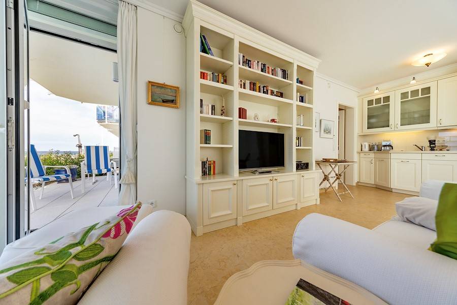 Dank Satelittenempfang stehen ca. 2.000 Fernseh- und 1.000 Radiosender zur Auswahl