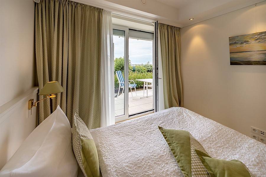 Auf die Terrasse gelangen Sie auch aus dem Schlafzimmer.