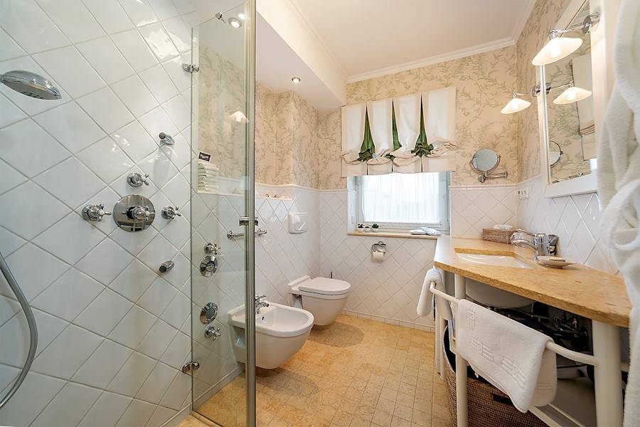 Auch eine Waschmaschine steht im Bad zur freien Verfügung.