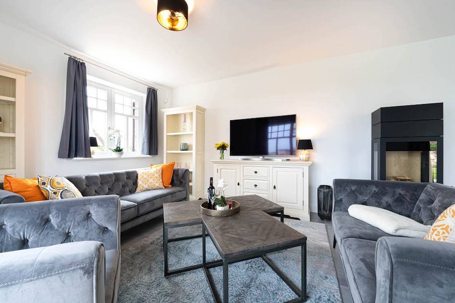 Ein Kaminofen spendet bei Bedarf wohlwollende Wärme.