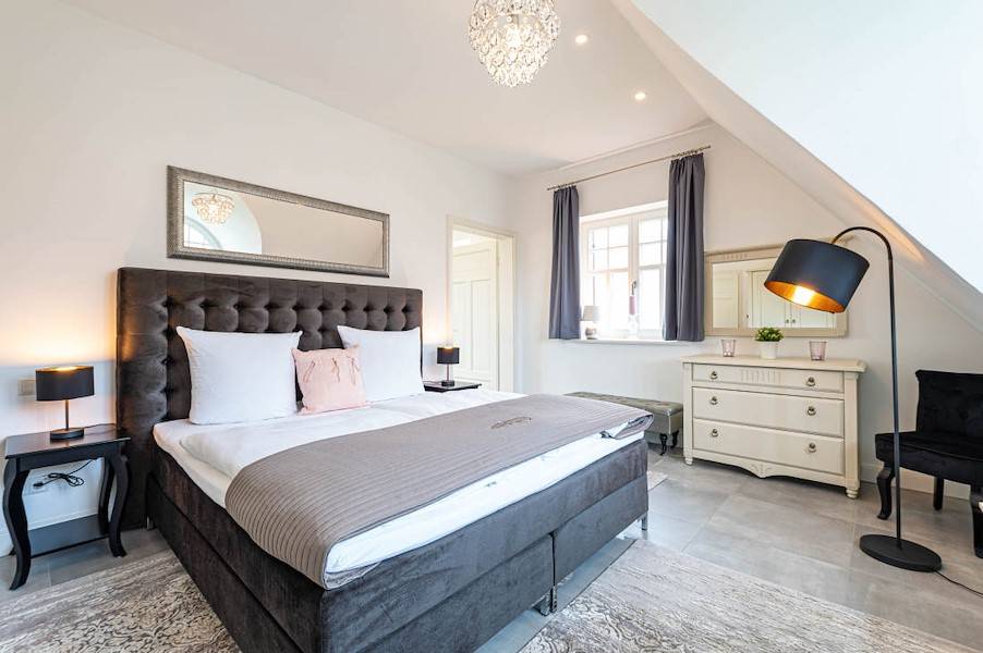 Ein zweites Schlafzimmer mit Doppelbett und Flatscreen.