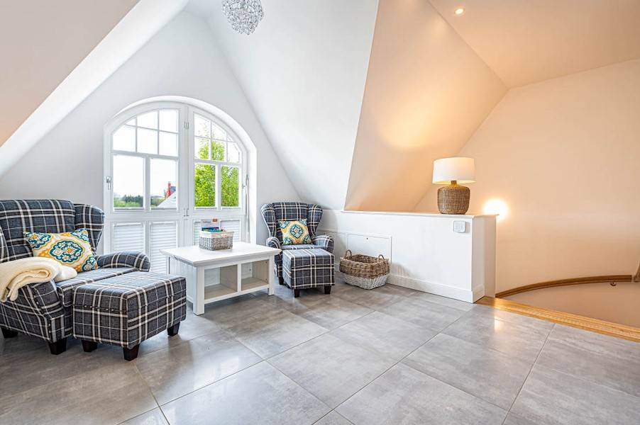 Im Obergeschoss laden zwei Sessel zum Lesen oder Relaxen ein.