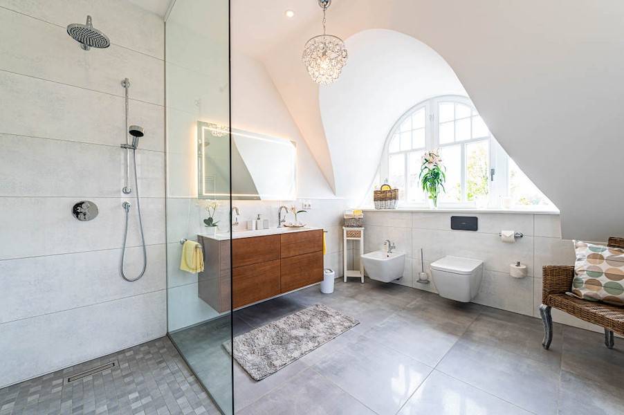 Das zweite Bad mit Walk- In- Dusche, WC und Bidet.