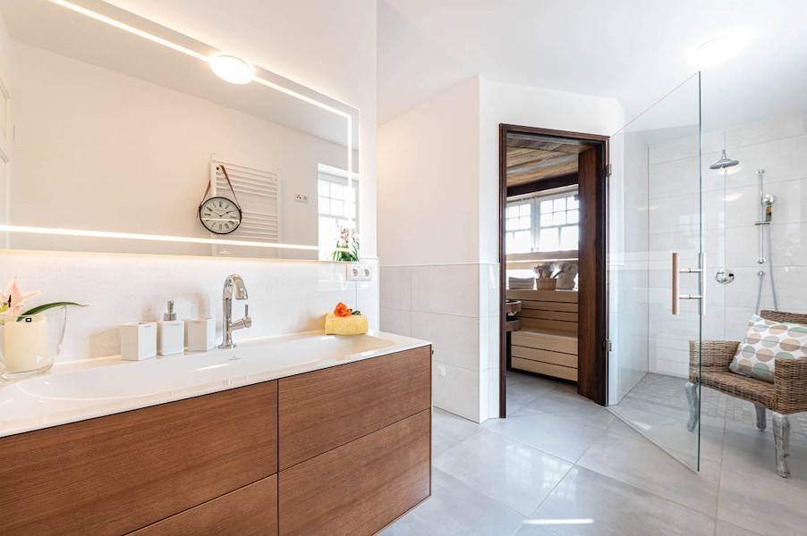 Das Moderne Duschbad mit Sauna im Erdgeschoss.