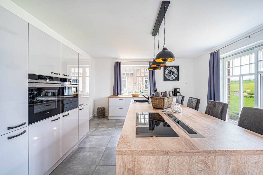 Hobbyköche werden in dieser Küche mit Kochinsel ihre Freude haben.