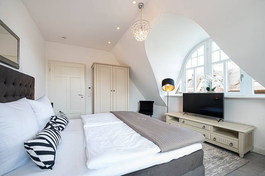 Eines von drei Schlafzimmern mit Doppelbett.