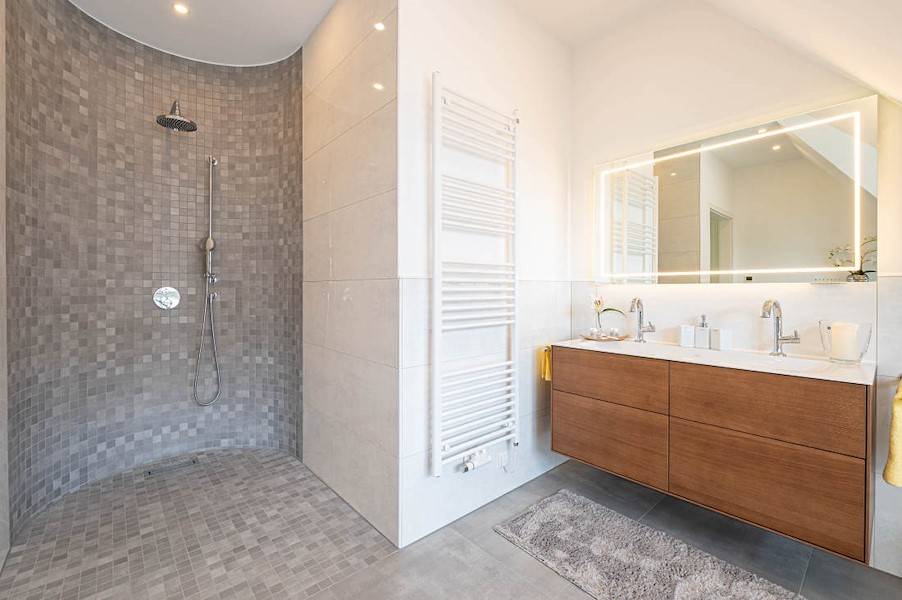 Die halbrunde Walk- In- Dusche ist ein Blickfang.