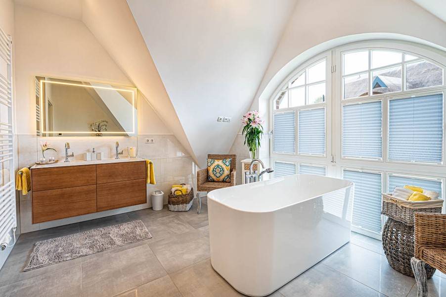 Ein traumhaftes Badezimmer mit freistehender Badewanne lädt zum Entspannen ein.