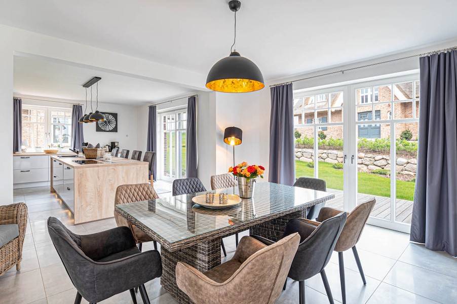 Zwischen der offenen Küche und dem Wohnzimmer befindet sich der Essbereich.