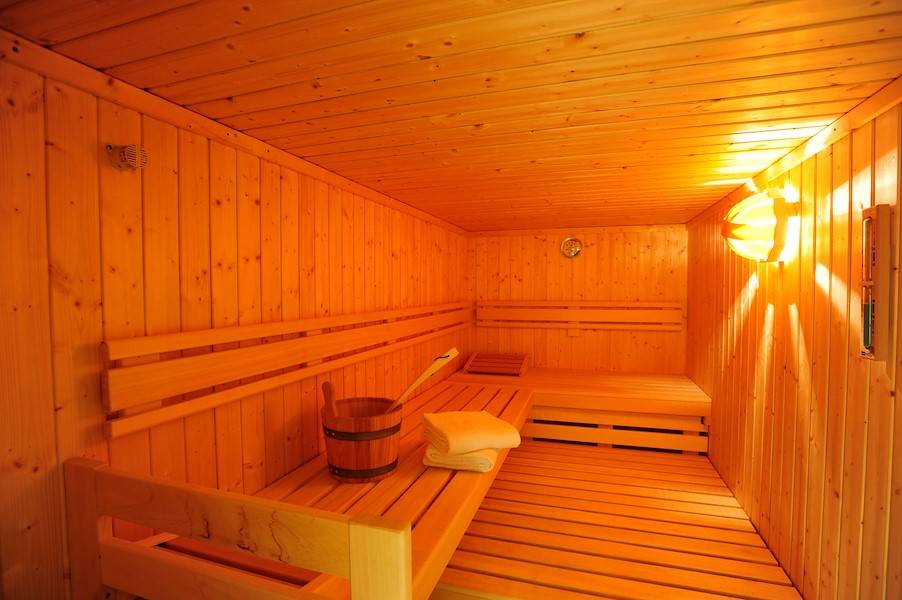 Entspannen Sie in der hauseigenen Sauna.