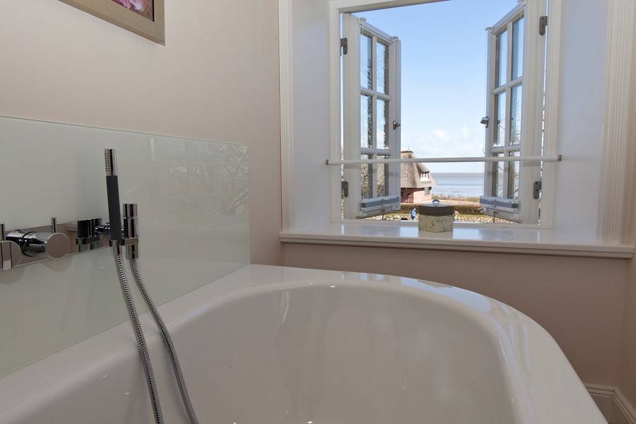 Selbst aus der Badewanne im Obergeschoss eröffnet sich ein neuer Horizont.