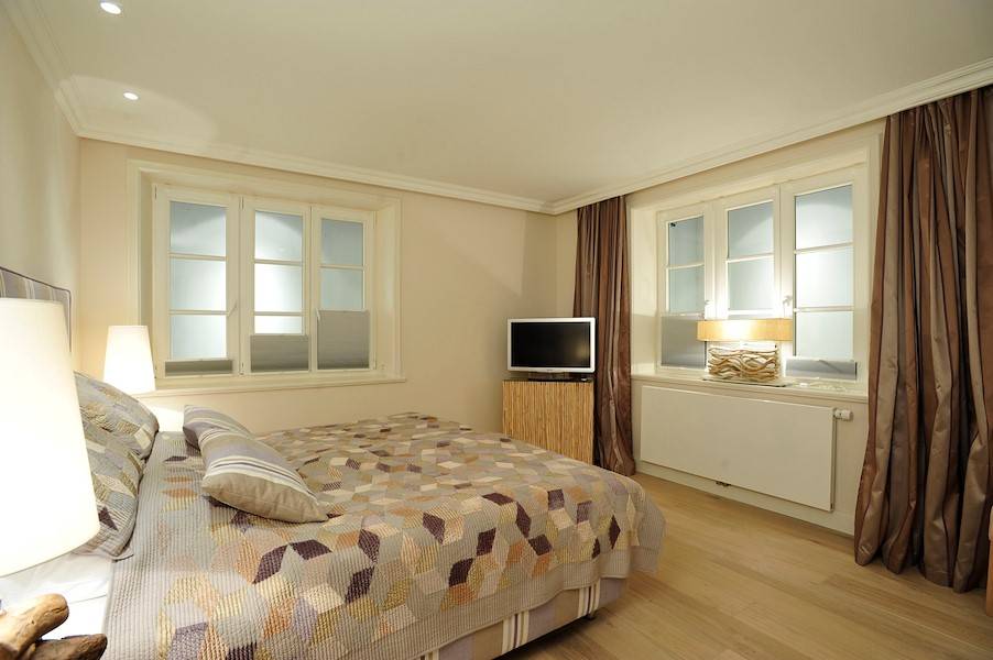 Die Schlafzimmer im Untergeschoss sind mit einer Fußbodenheizung und zusätzlichen Heizkörpern versehen.