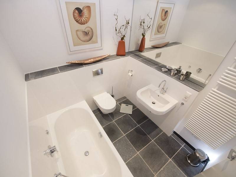 Zwei Bäder stehen zur Verfügung. Eines mit einer Badewanne und einen Handtuchheizkörper
