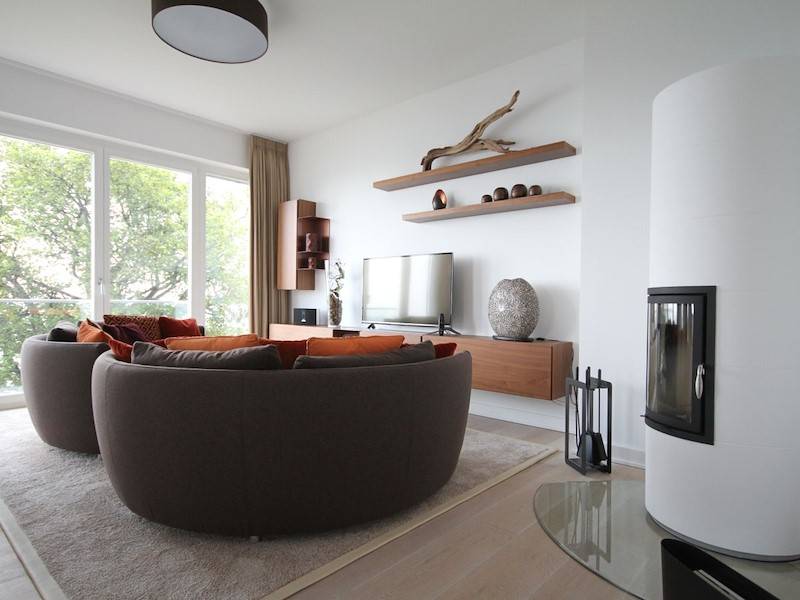 Der gemütliche und moderne Wohnbereich mit Kamin
