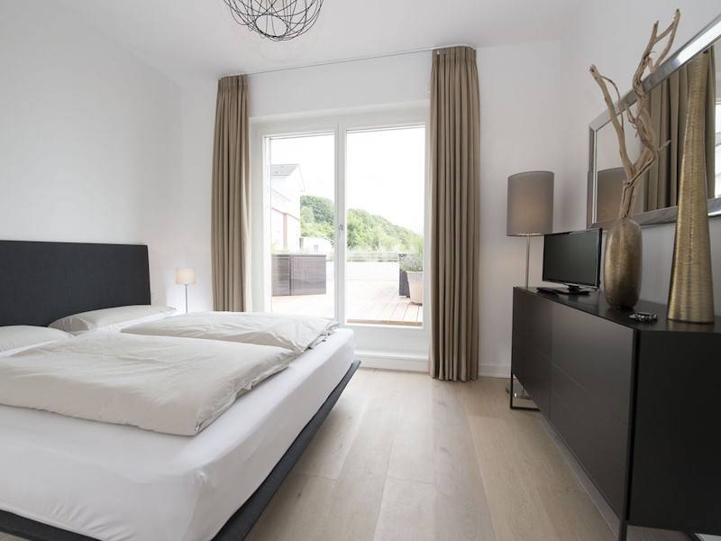 Das Schlafzimmer mit Doppelbett und Flachbildschirm
