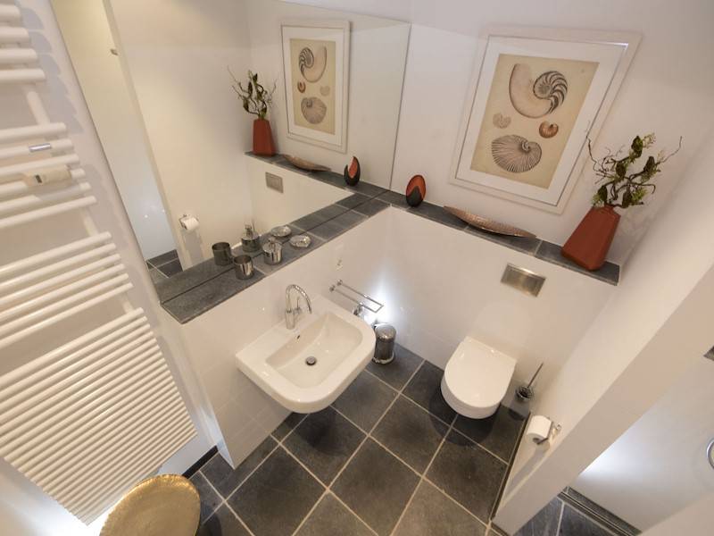 Das zweite Bad verfügt über eine Walk-in-Dusche und einen Handtuchheizkörper
