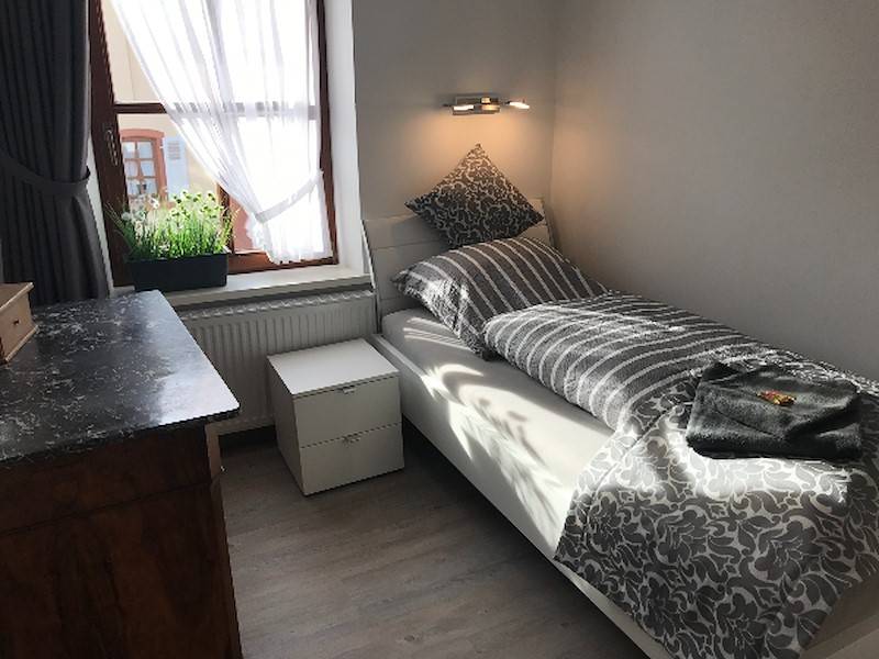 Schlafzimmer angrenzend an Schlafzimmer mit Babybett 1OG.