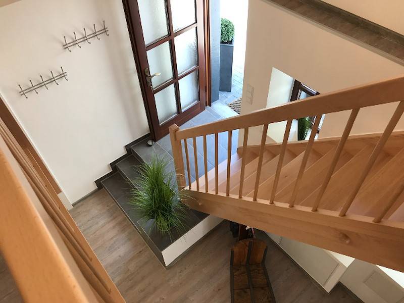 Blick vom Flur aus zur Eingangstüre.