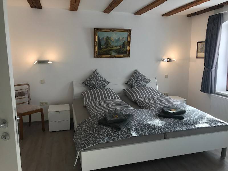 Schlafzimmer 1OG mit Babybett.