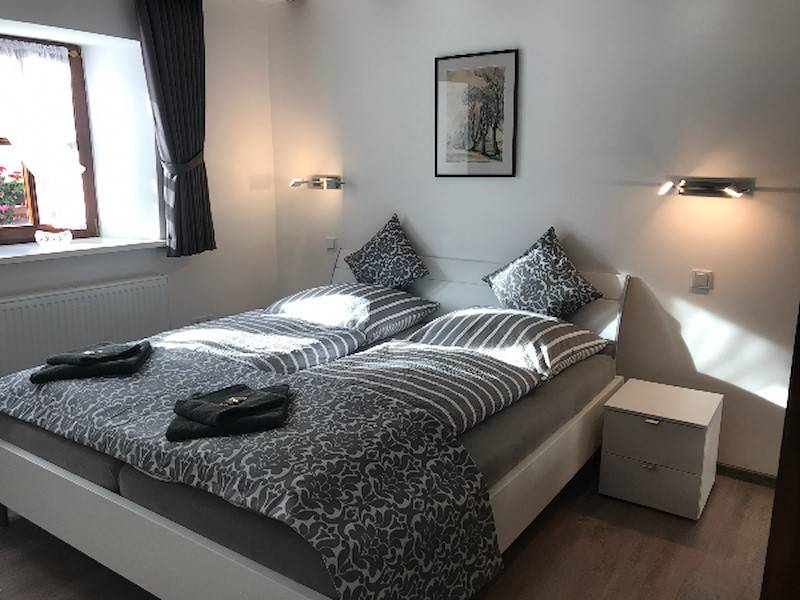 Schlafzimmer mit Doppelbett im Erdgeschoß.