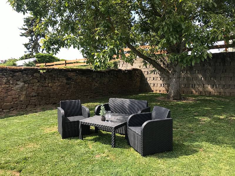 Für ein gemütliches Glas Wein in der Sitzlounge unterm Nussbaum. 