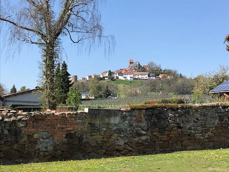 Blick vom Garten aus zum mittelalterlichen Burgdorf Neuleiningen.