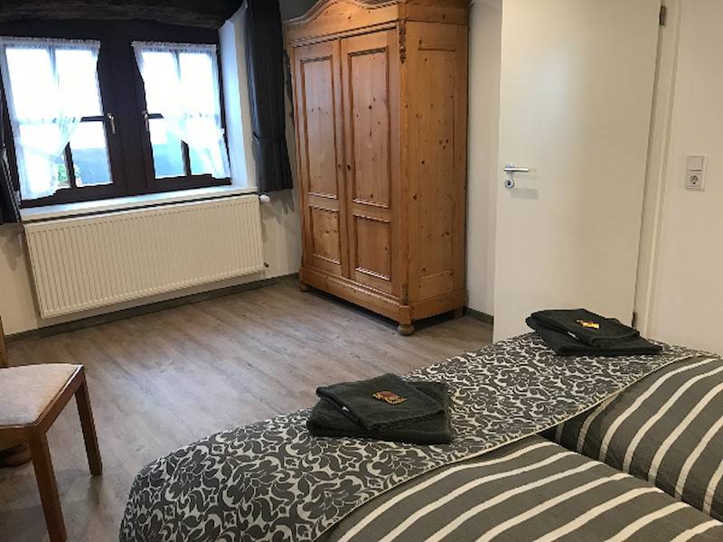 Schlafzimmer mit Doppelbett im Erdgeschoß.