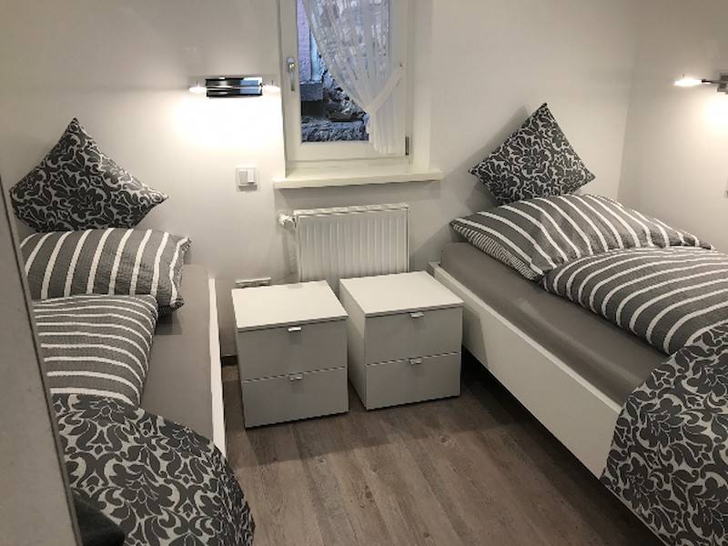 Schlafzimmer an Schlafzimmer mit Babybett grenzend,1OG mit zwei Einzelbetten.