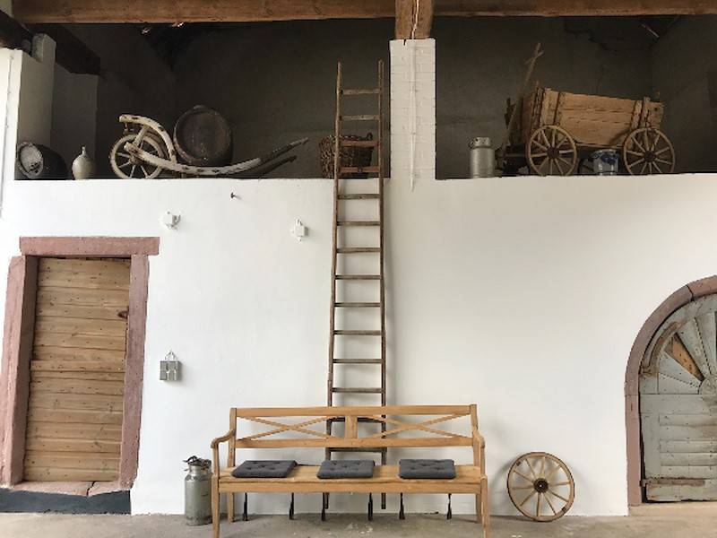 Deko in der offenen Scheune.