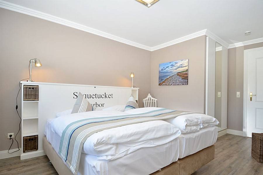 Schlafzimmer mit 5 Star- Deluxe- Boxspring- Doppelbett für erholsame Nächte