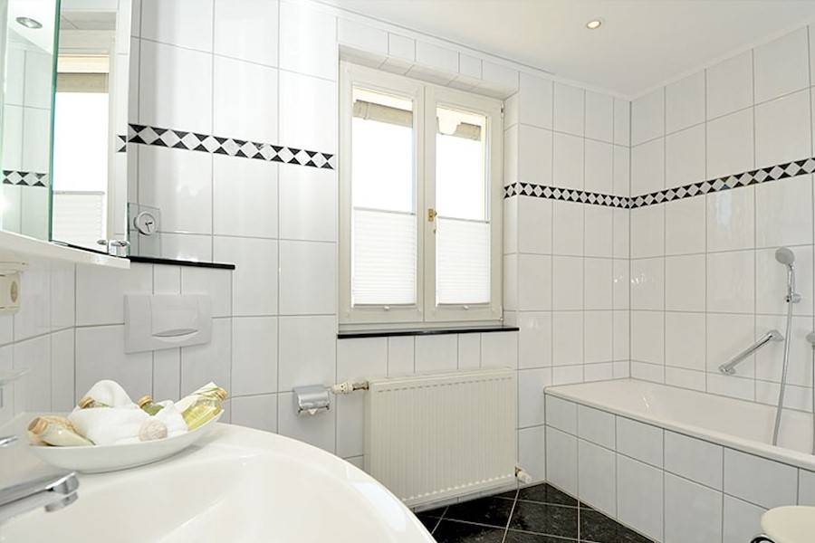 Tageslichtbad mit Badewanne