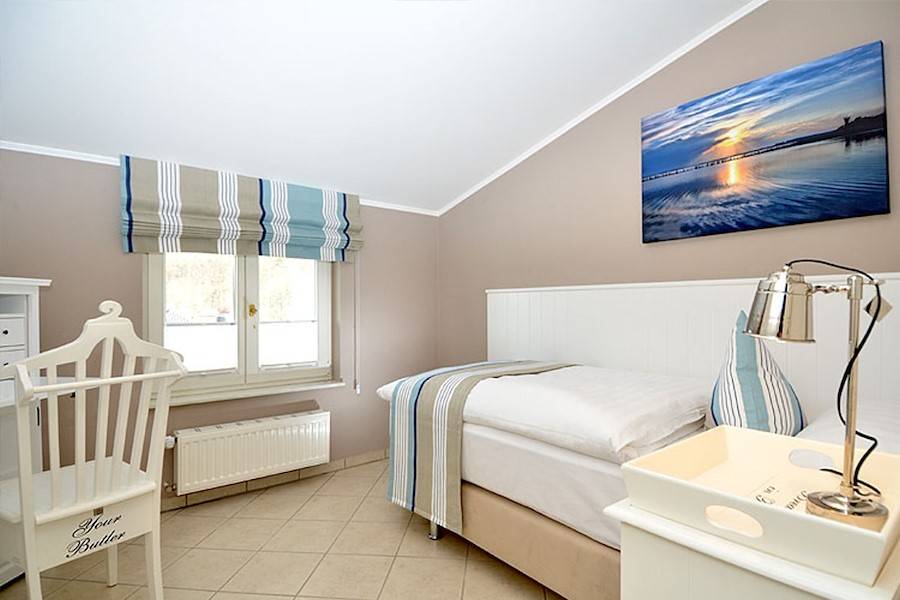 Schlafzimmer mit Einzelbett und Schreibtisch