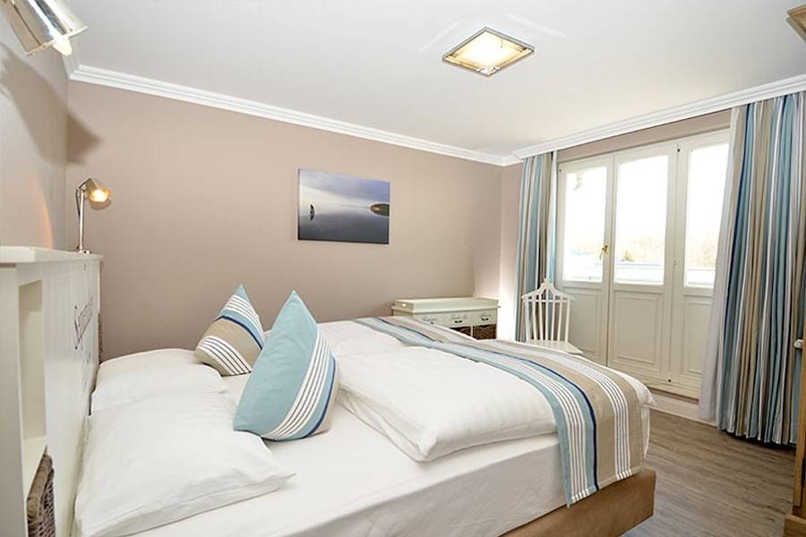 Zweites Schlafzimmer mit 5 Star- Deluxe- Boxspring- Doppelbett